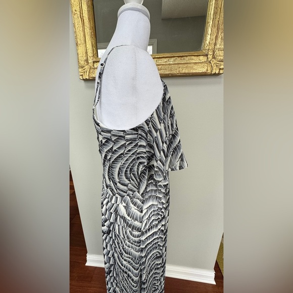 Black and White Maxi Dress - Picture 2 of 3